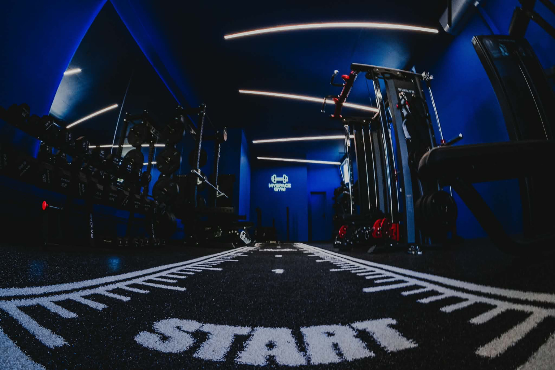 Celkový pohled do posilovny MySpace GYM se startovní čárou na podlaze