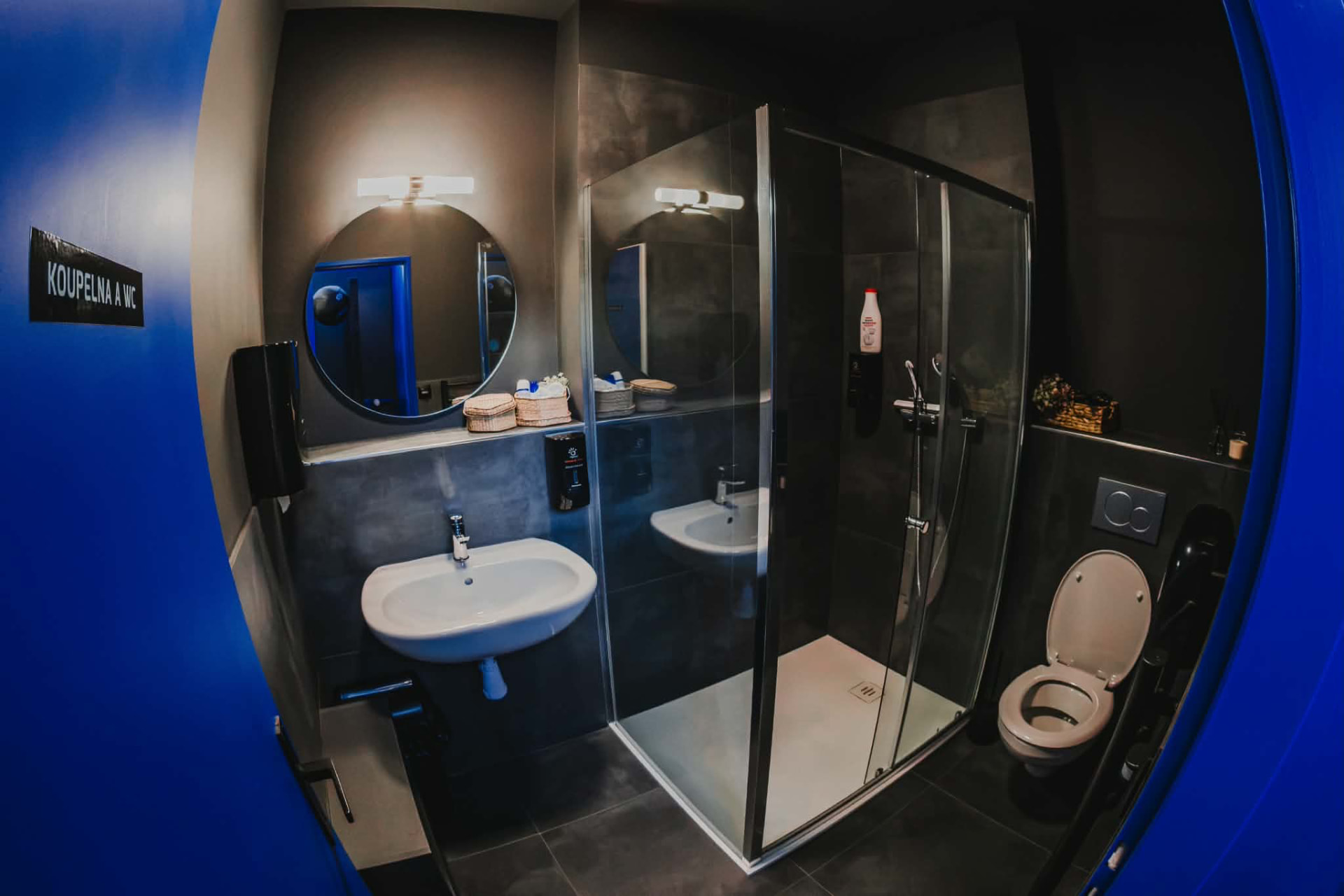 Koupelna a WC se sprchovým koutem v MySpace GYM
