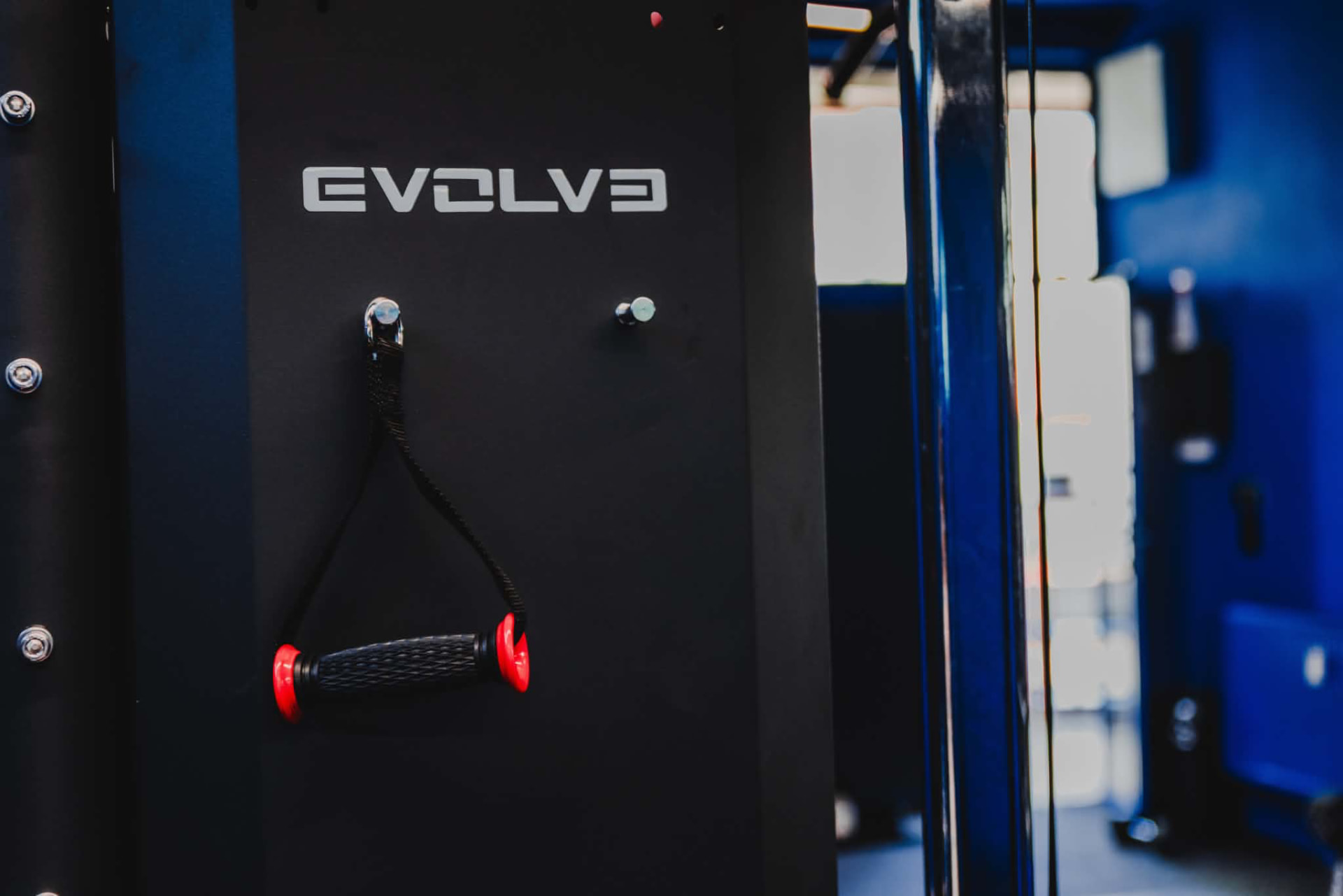 Detail černého stroje Evolve s madlem na kladce